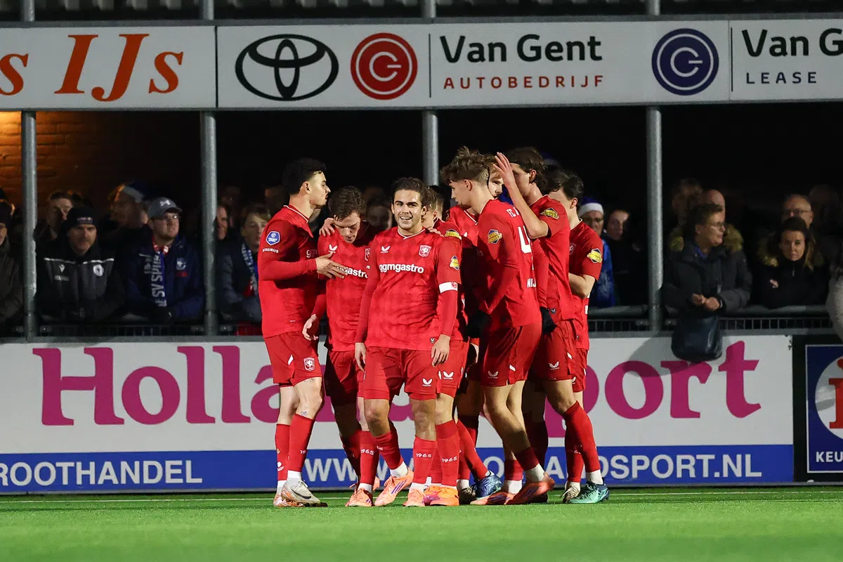 Fans van Spakenburg en Twente met elkaar op de vuist