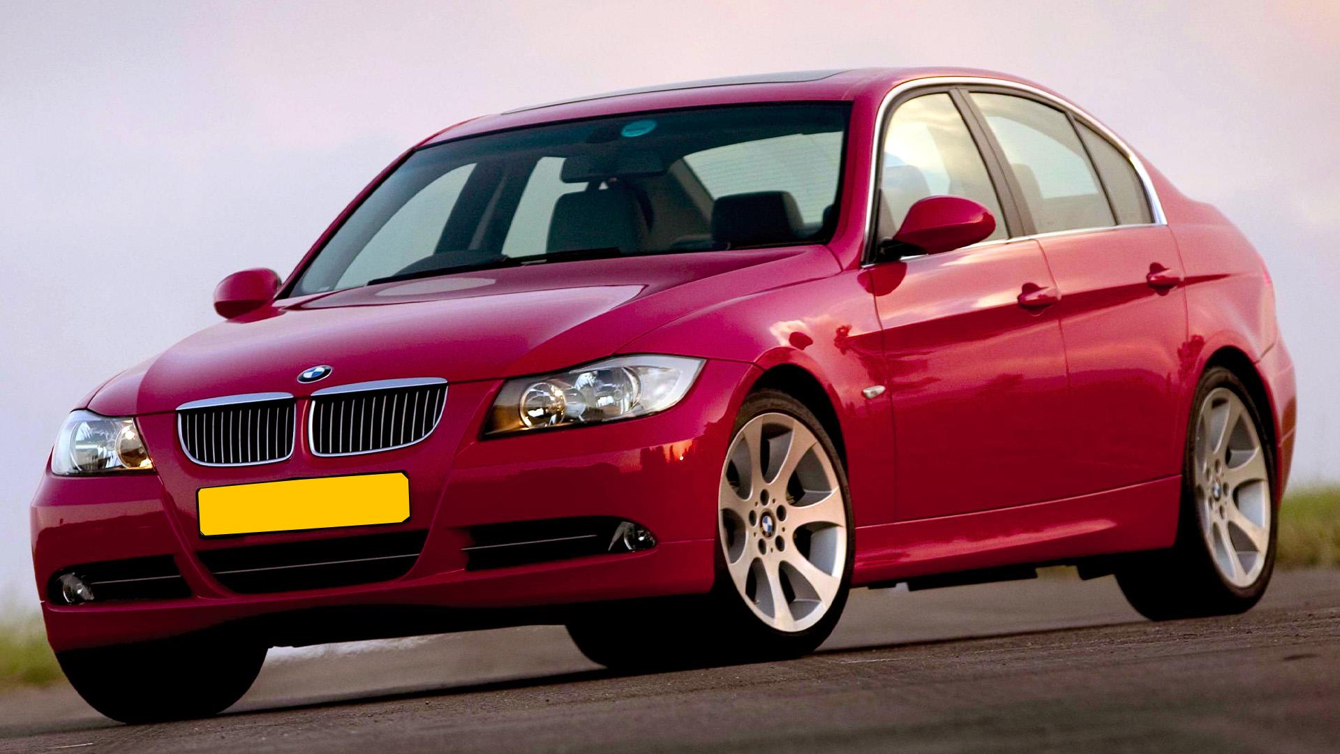 BMW 330i (E90) rood (2005) zijkant links schuin voor