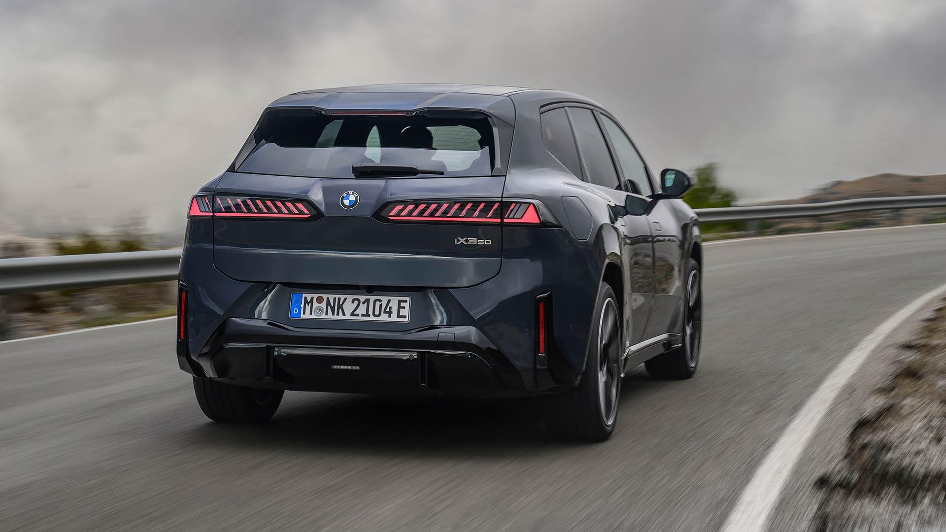 BMW iX3 50 xDrive M Sport Pro 2025 review: 3/4 achter rijdend