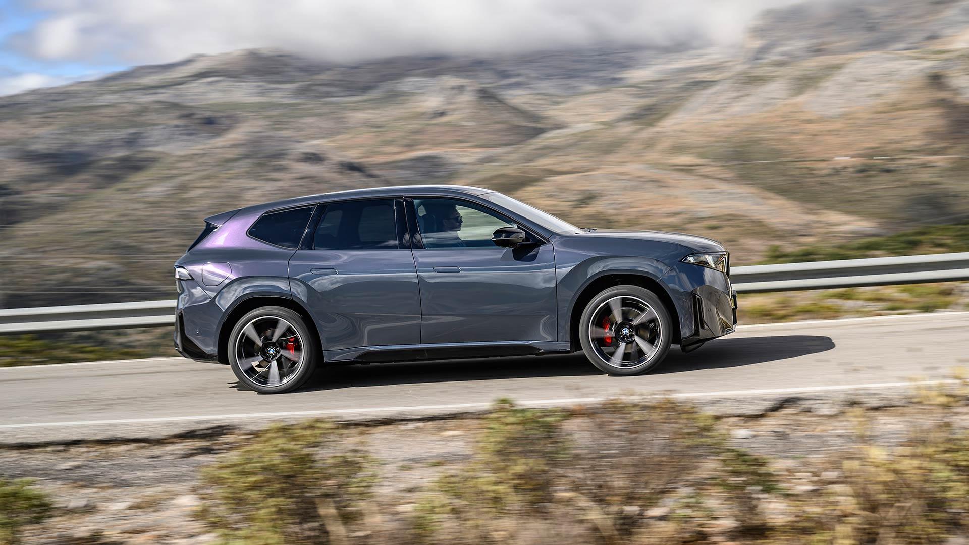 BMW iX3 50 xDrive M Sport Pro 2025 review: zijkant rijdend