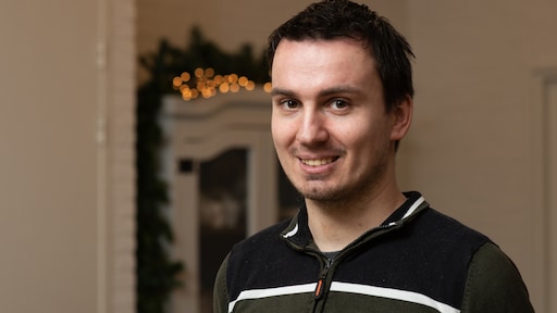 Nooit meer alleen met kerst, dankzij die éne moedige oproep: Bryan (30) wil nu anderen helpen