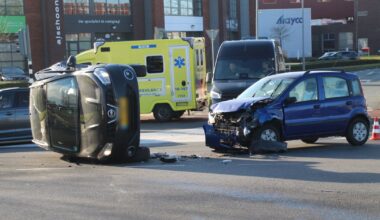 Auto kantelt bij botsing met andere auto - Rijnmond