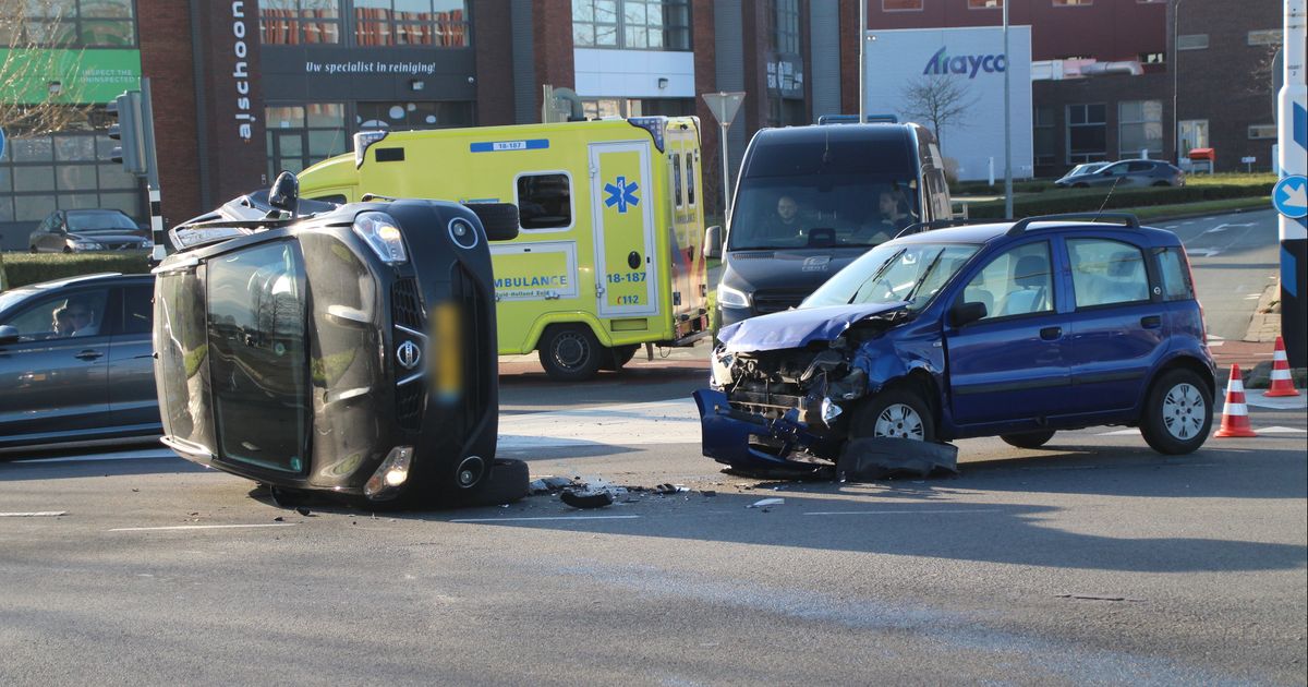 Auto kantelt bij botsing met andere auto - Rijnmond
