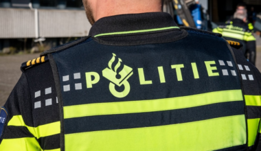 Politieman op de rug gezien