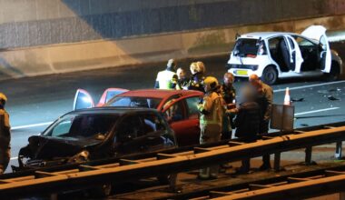 Automobilist botst onder invloed op auto van Rijkswaterstaat die helpt bij ongeluk - Omroep West