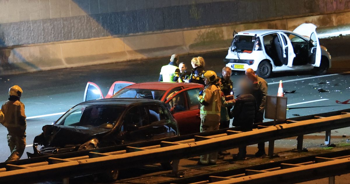 Automobilist botst onder invloed op auto van Rijkswaterstaat die helpt bij ongeluk - Omroep West