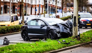 Tesla botst op betonblok en eindigt op paal | Drie panden gesloten na vondst drugs en vuurwapen - Rijnmond