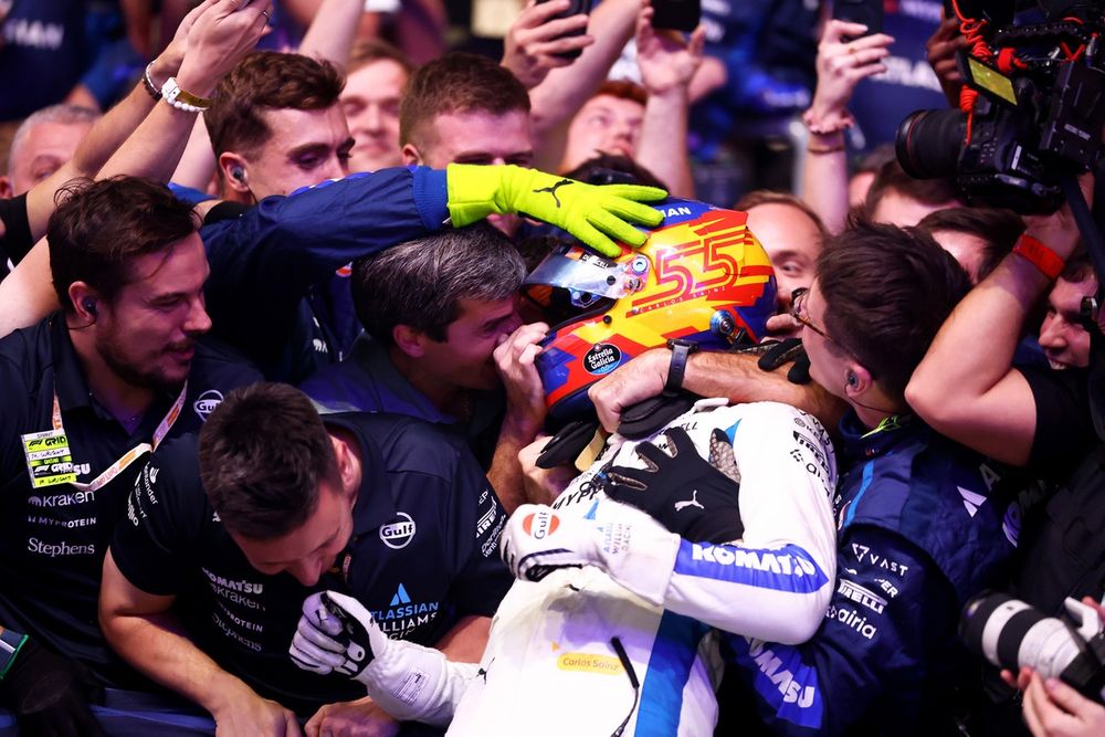 Carlos Sainz mocht als de verrassende nummer drie mee naar het podium in Qatar.