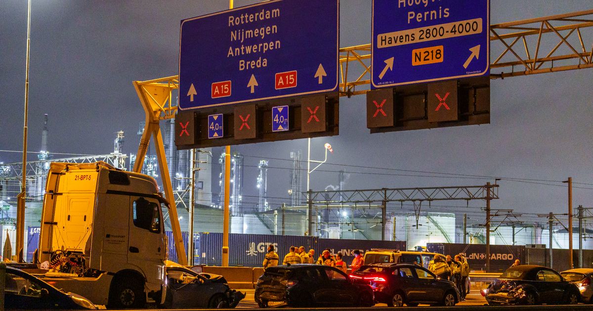 Zeven gewonden bij zwaar ongeluk op snelweg, weg afgesloten - Rijnmond