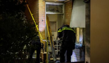 Ruiten van vijf huizen aan diggelen door explosie | Explosief gaat af bij basisschool - Rijnmond