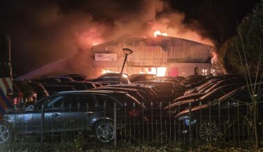 Het is niet duidelijk hoeveel auto’s er in het pand stonden.