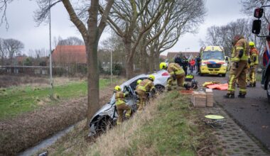 Twee gewonden als auto van dijk rijdt en op boom klapt - Rijnmond