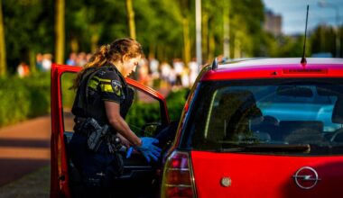 Tot laat in de avond deed de politie onderzoek op de Rode Kruislaan in Eindhoven (foto: SQ Vision).