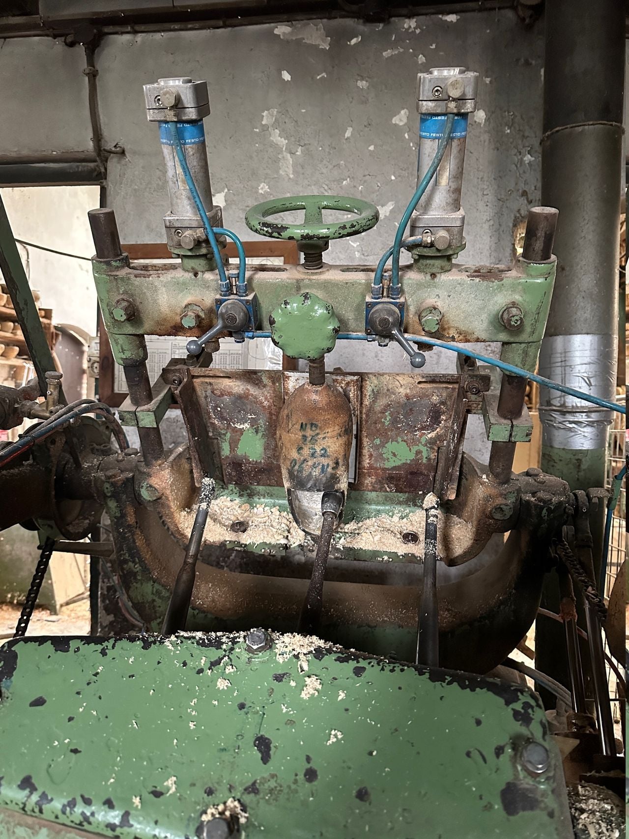 De machine waarmee klompen worden gemaakt.