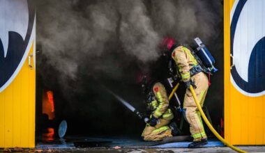 Brandweer bestrijdt het vuur in autobedrijf (foto: Persbureau Heitink)