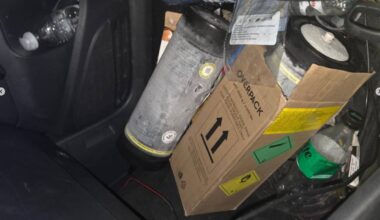 In de auto lagen ballonnen (foto: Politie_someren/Instagram).