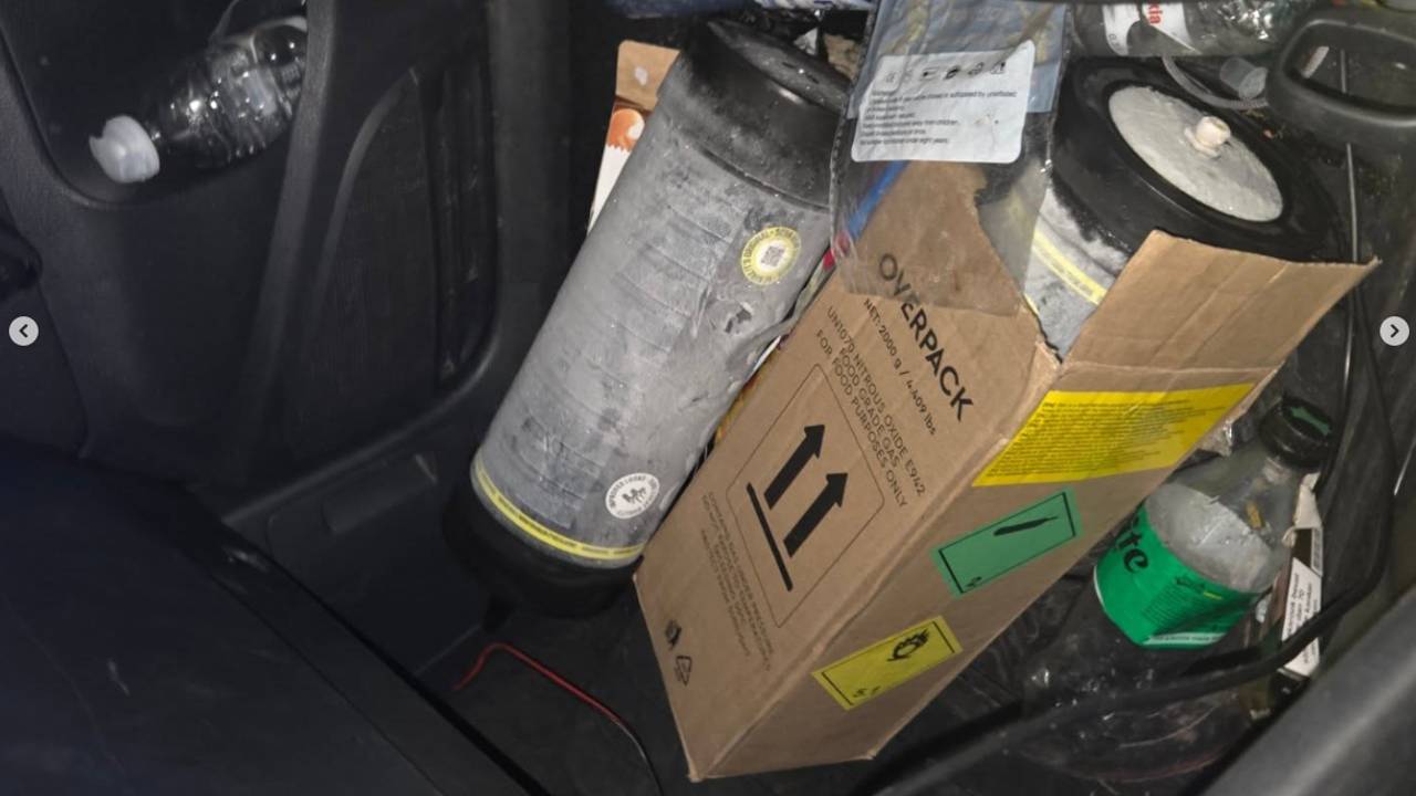 In de auto lagen ballonnen (foto: Politie_someren/Instagram).