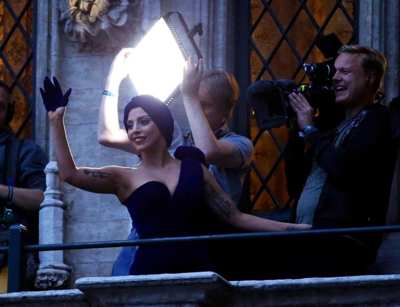 Ruud houdt de lamp vast bij een opname met Lady Gaga. 