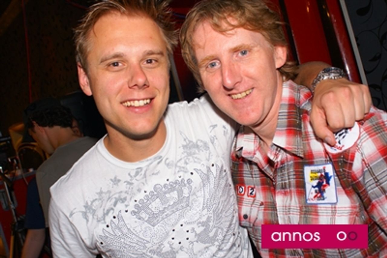 Ruud samen met dj Armin van Buuren.