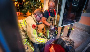 De actievoerders zitten aan elkaar vast (foto: persbureau Heitink)