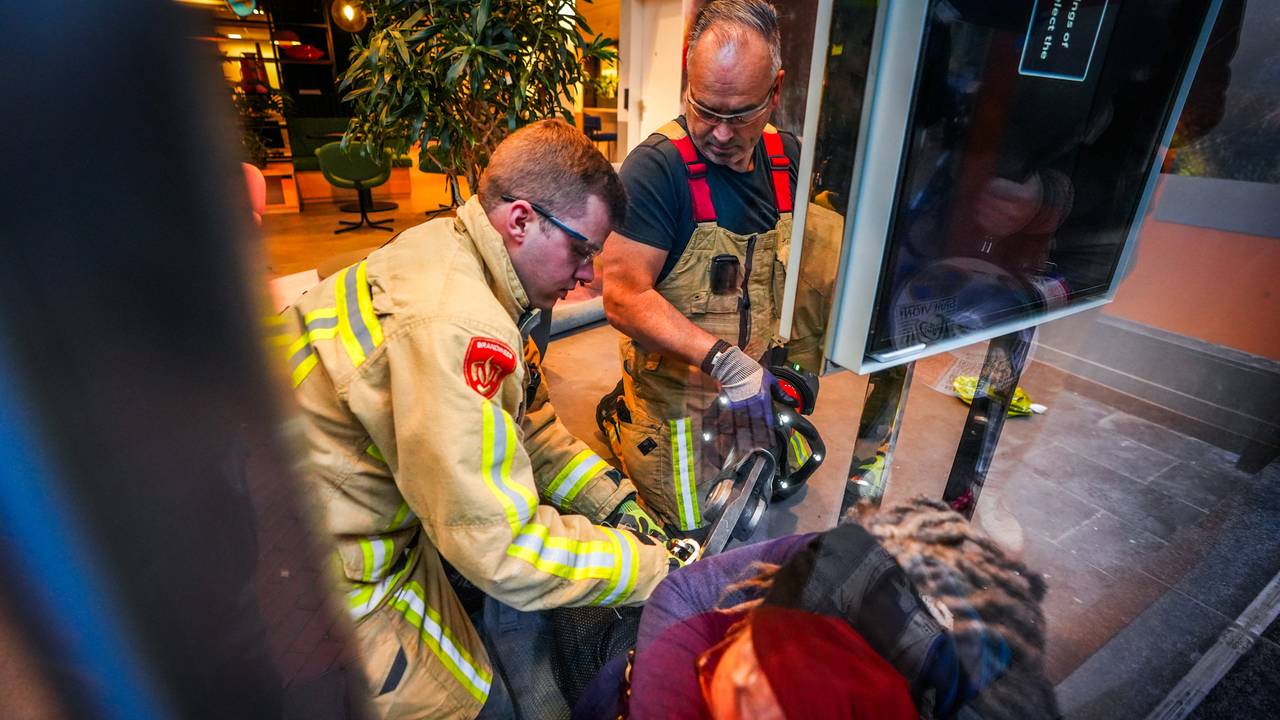 De actievoerders zitten aan elkaar vast (foto: persbureau Heitink)