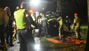 Een botsing tegen een boom op de Dorstseweg in Bavel (foto: Perry Roovers/Persbureau Heitink).
