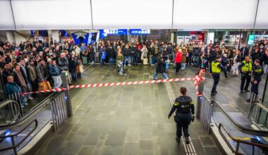 Reizigers worden weggestuurd (foto: SQ Vision).