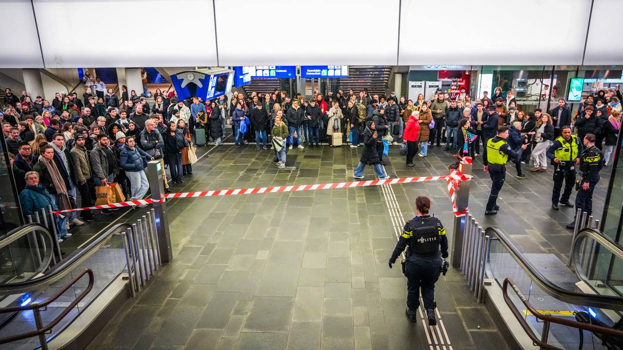 Reizigers worden weggestuurd (foto: SQ Vision).