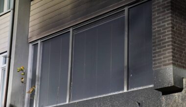 Het vuur sloeg over van de auto naar het huis in Den Bosch (foto: Bart Meesters/Persbureau Heitink).