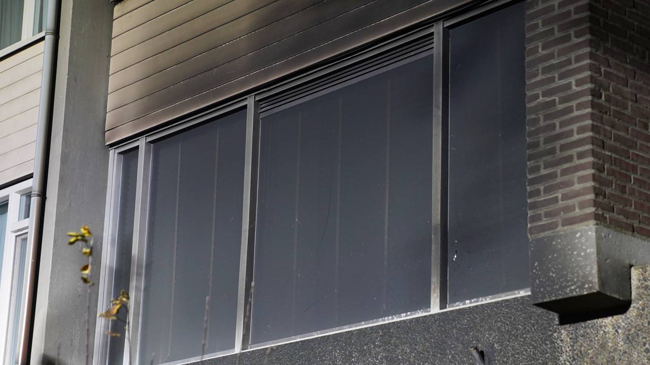 Het vuur sloeg over van de auto naar het huis in Den Bosch (foto: Bart Meesters/Persbureau Heitink).