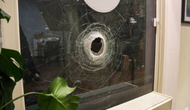 112-nieuws: Explosie bij kapperszaak in Tilburg, flink gat in ruit • Ongelukken zorgen voor vertraging op A27, A2 en A50