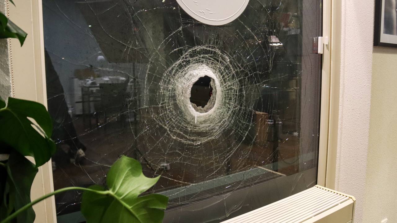 112-nieuws: Explosie bij kapperszaak in Tilburg, flink gat in ruit • Ongelukken zorgen voor vertraging op A27, A2 en A50