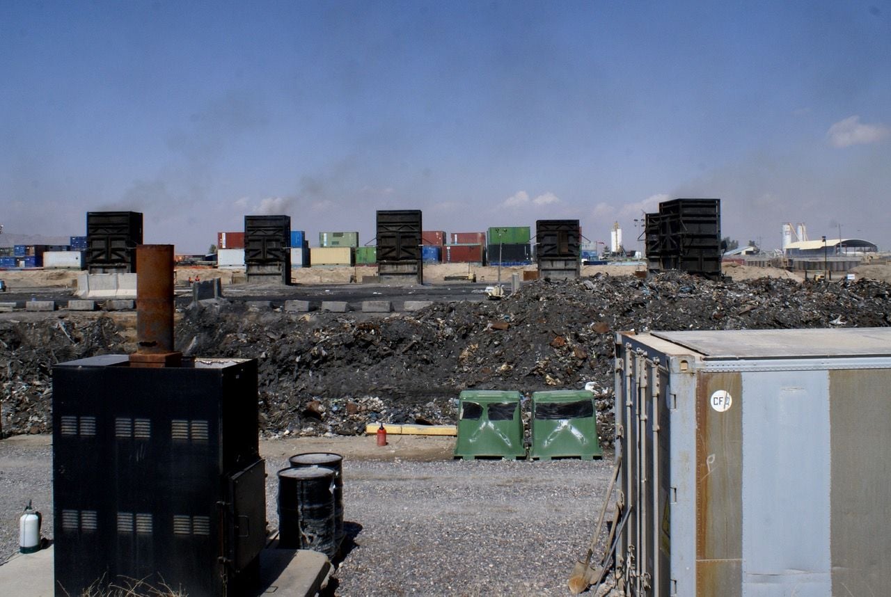 De verbrandingsovens van de burnpit bij vliegbasis Kandahar in Afghanistan (foto: Nishan Dolislager)