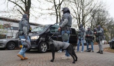 Tientallen agenten van de Dienst Speciale Interventies staan bij de gevangenis in Vught (foto: Persbureau Heitink).