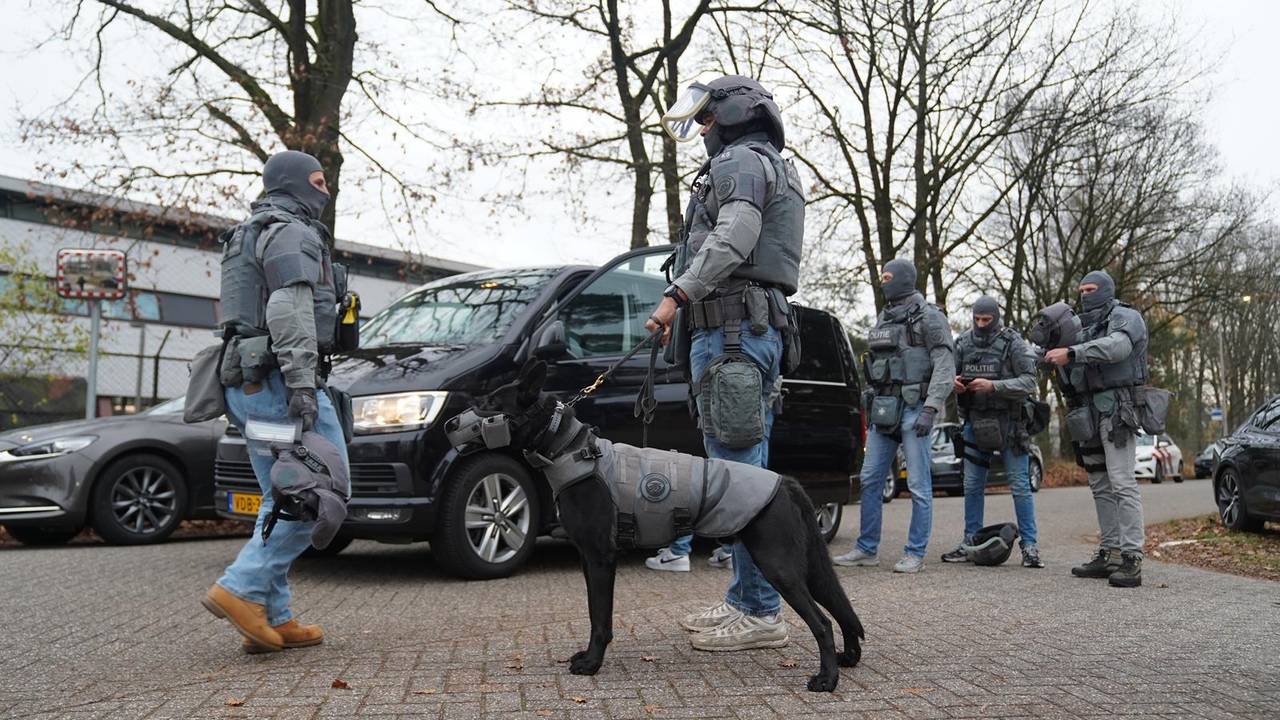 Tientallen agenten van de Dienst Speciale Interventies staan bij de gevangenis in Vught (foto: Persbureau Heitink).