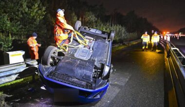 Auto wordt gelanceerd na botsing tegen vangrail op de A2 bij Leende (foto: Persbureau Heitink).
