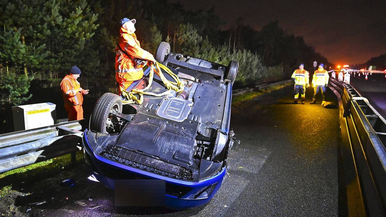 Auto wordt gelanceerd na botsing tegen vangrail op de A2 bij Leende (foto: Persbureau Heitink).