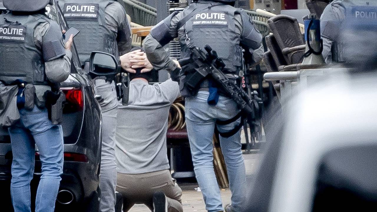 De speciale eenheden van de politie verlaten de PI in Vught nadat de gijzeling is beëindigd (foto: ANP).