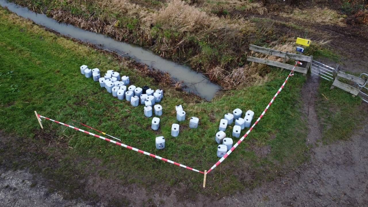 Vaten met drugs gedumpt in Den Bosch (foto: Bart Meesters/Persbureau Heitink).