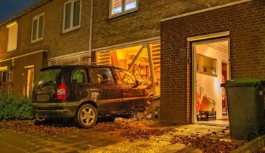 Auto rijdt huis binnen, terwijl bewoonster staat de douchen (foto: Lucas Lammers/Persbureau Heitink).