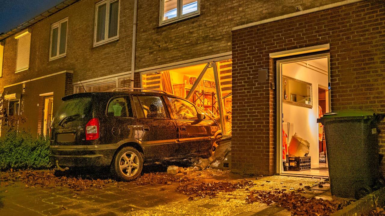 Auto rijdt huis binnen, terwijl bewoonster staat de douchen (foto: Lucas Lammers/Persbureau Heitink).
