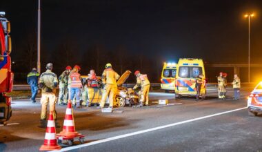 Bij het ongeluk zijn drie mensen gewond geraakt (Foto: Tom van der Put/Persbureau Heitink).