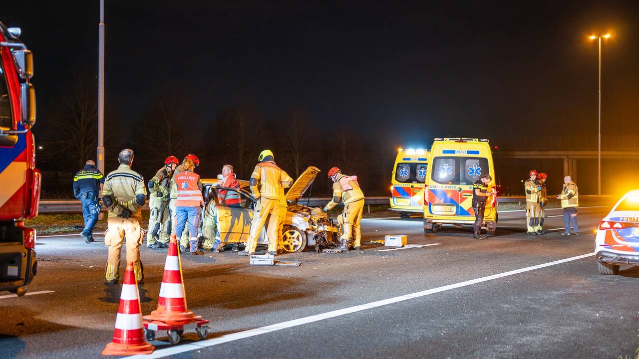 Bij het ongeluk zijn drie mensen gewond geraakt (Foto: Tom van der Put/Persbureau Heitink).