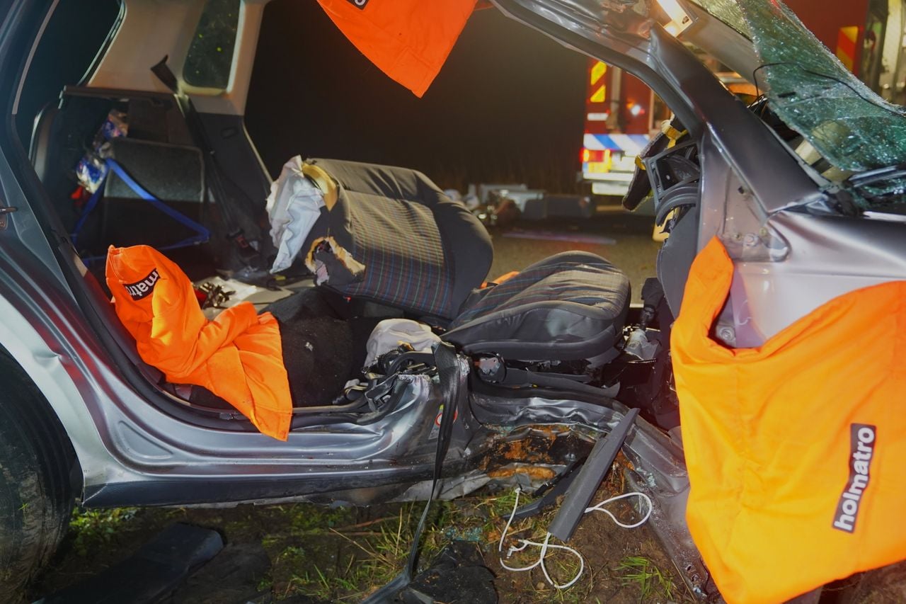 Twee jongeren moesten door de brandweer uit de zwaar beschadigde auto worden bevrijd (foto: Bart Meesters/Persbureau Heitink). 