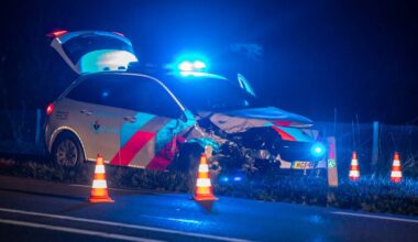De politieauto raakte bij het ongeluk in De Heen zwaar beschadigd (foto: Christian Traets/Persbureau Heitink).