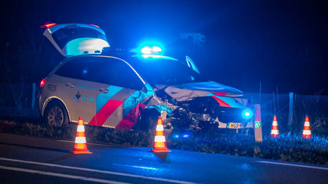 De politieauto raakte bij het ongeluk in De Heen zwaar beschadigd (foto: Christian Traets/Persbureau Heitink).