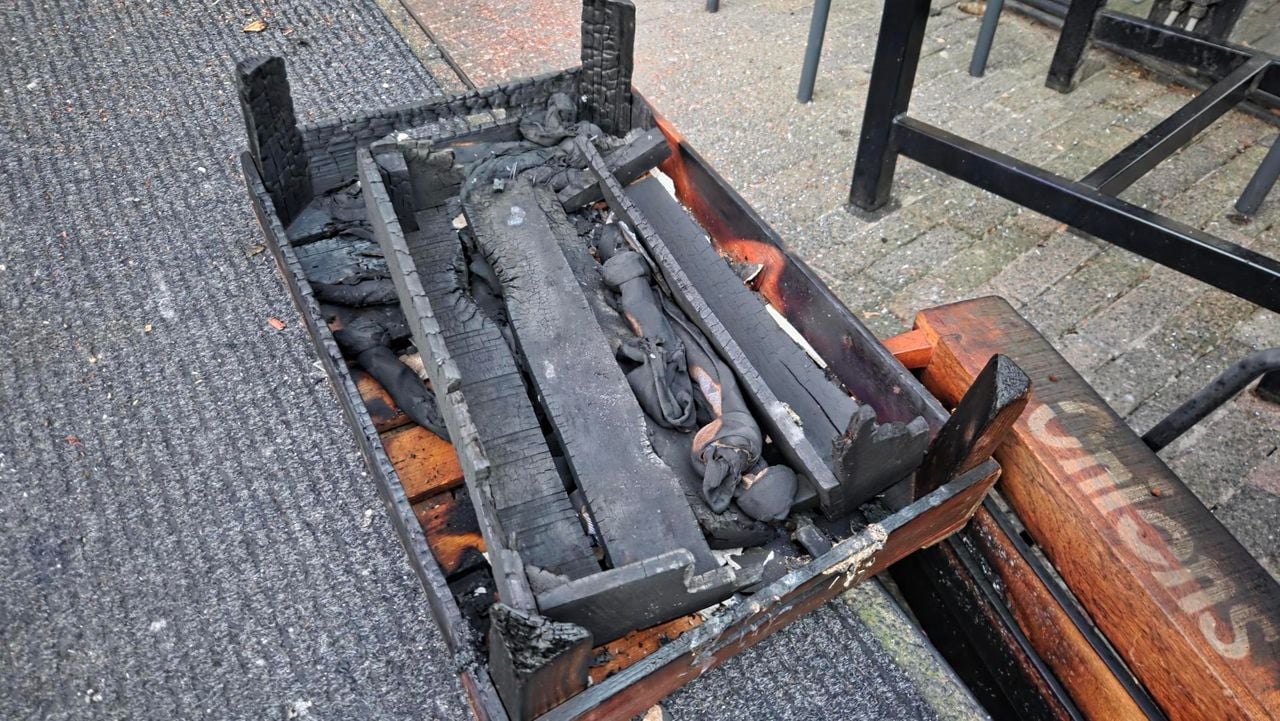 De maandagochtend staat in het teken van het opruimen van alle schade bij Sopranos en Giornale in Eindhoven (foto: Noël van Hooft).