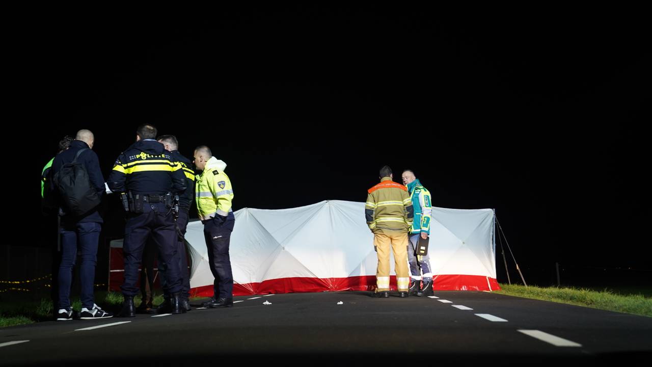 Een voorbijganger vond de dode man in Maren-Kessel vrijdagnacht rond halfvier (foto: Bart Meesters/Persbureau Heitink).