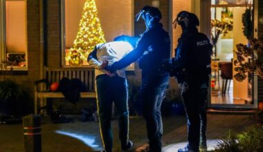 112-nieuws: Politie doet op twee plekken nachtelijke invallen: twee aanhoudingen • Half uur vertraging door ongeluk op de A2 - Omroep Brabant