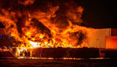 Meerdere caravans staan in brand in Zeeland (foto: Lucas Lammers/Persbureau Heitink).